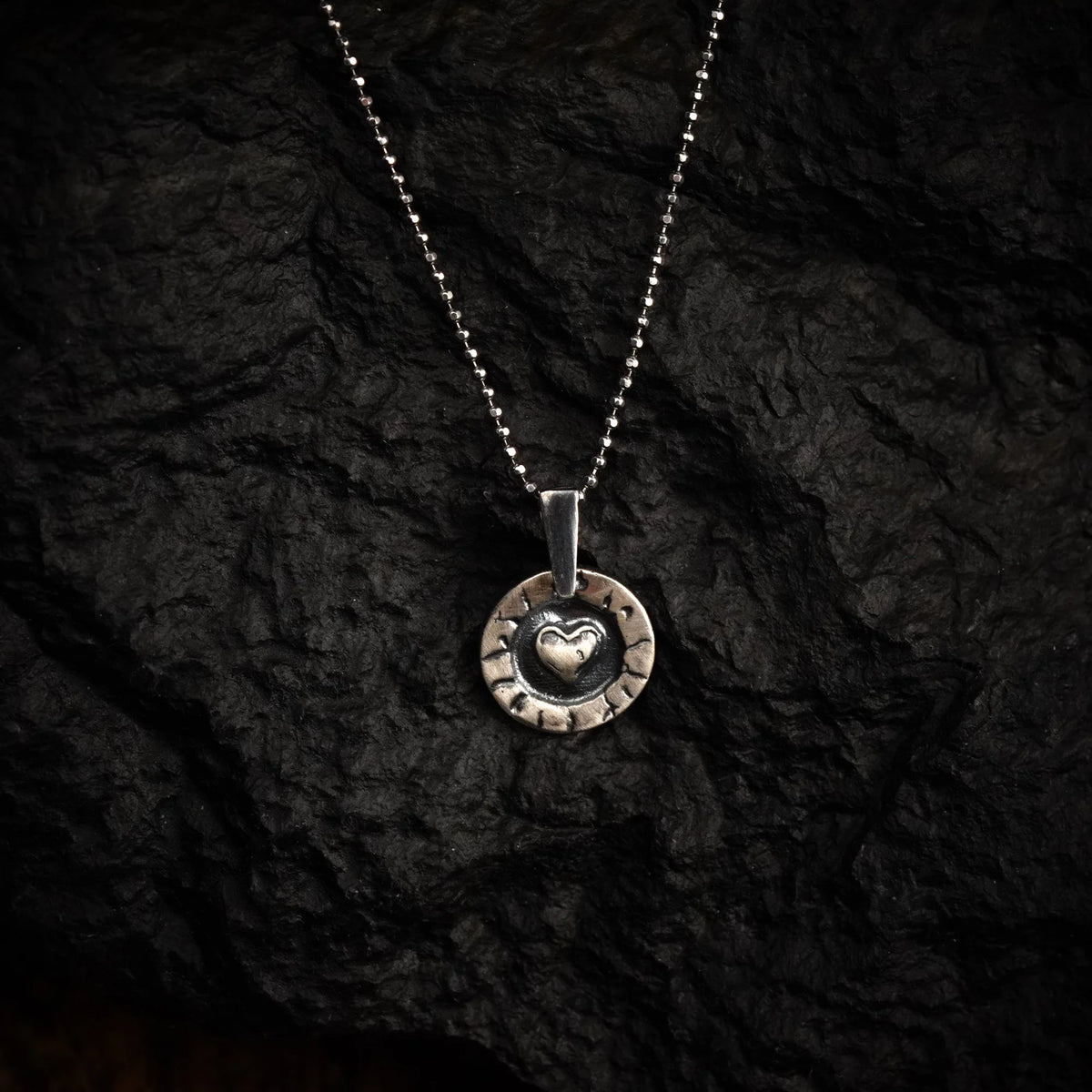 „Herz im Kreis“ – handgefertigter Anhänger aus 925er Silber, Talisman für Liebe und Schutz, Skulpturenschmuck im Boho- und rustikalen Stil | Art Diva