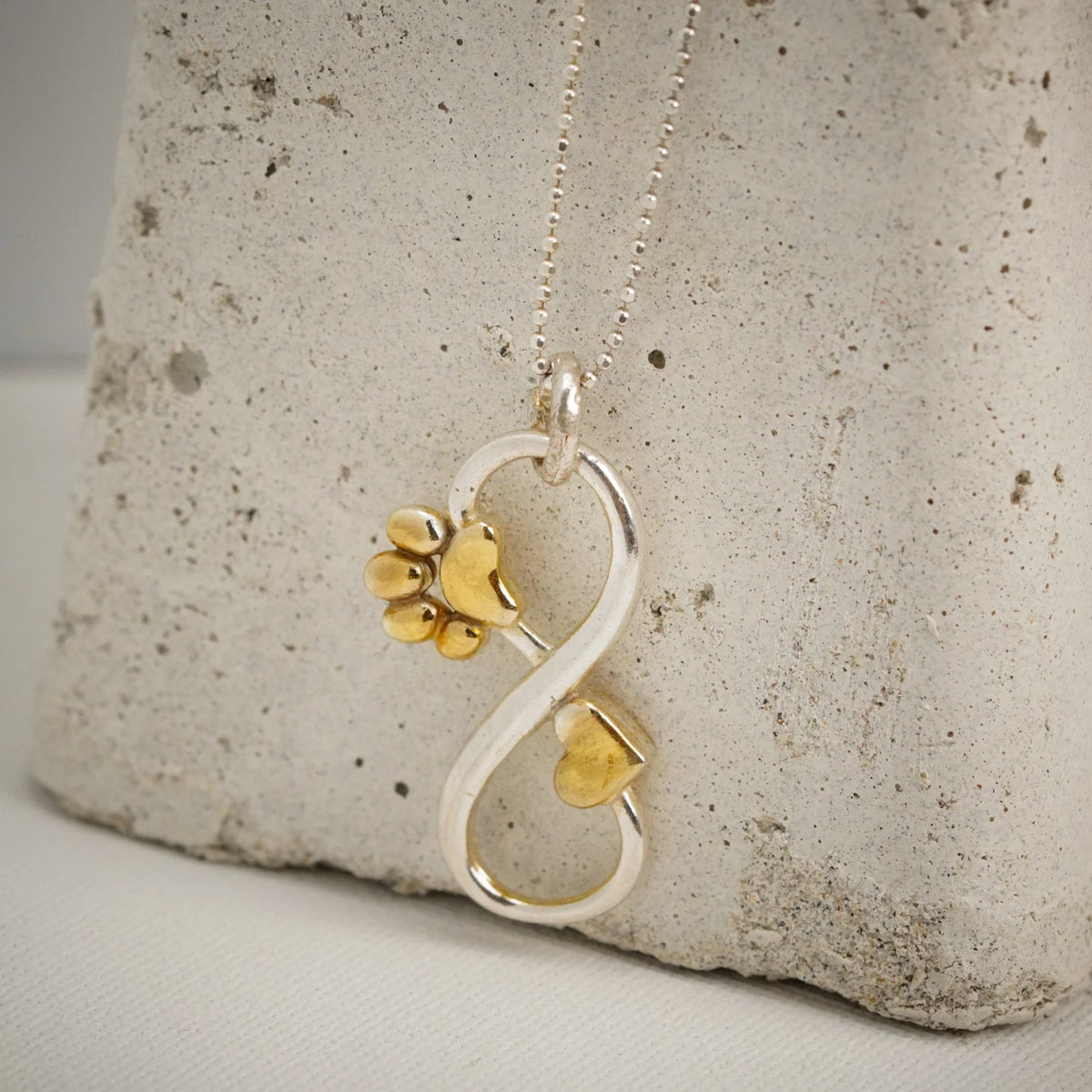 „Unendlichkeit mit Herz und Pfote“-Schmuckelement aus 925er Silber mit goldfarbenen Akzenten – für Halskette oder Armband, Talisman für Verbundenheit und Treue | Art Diva