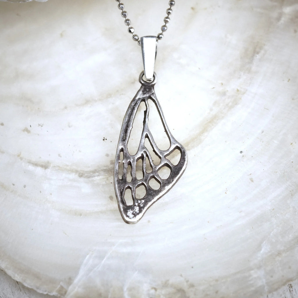 Schmetterlingsflügel-Anhänger aus 925er Silber – handgefertigter Talisman für Freiheit und Transformation, Skulpturenschmuck im Boho- und rustikalen Stil | Art Diva
