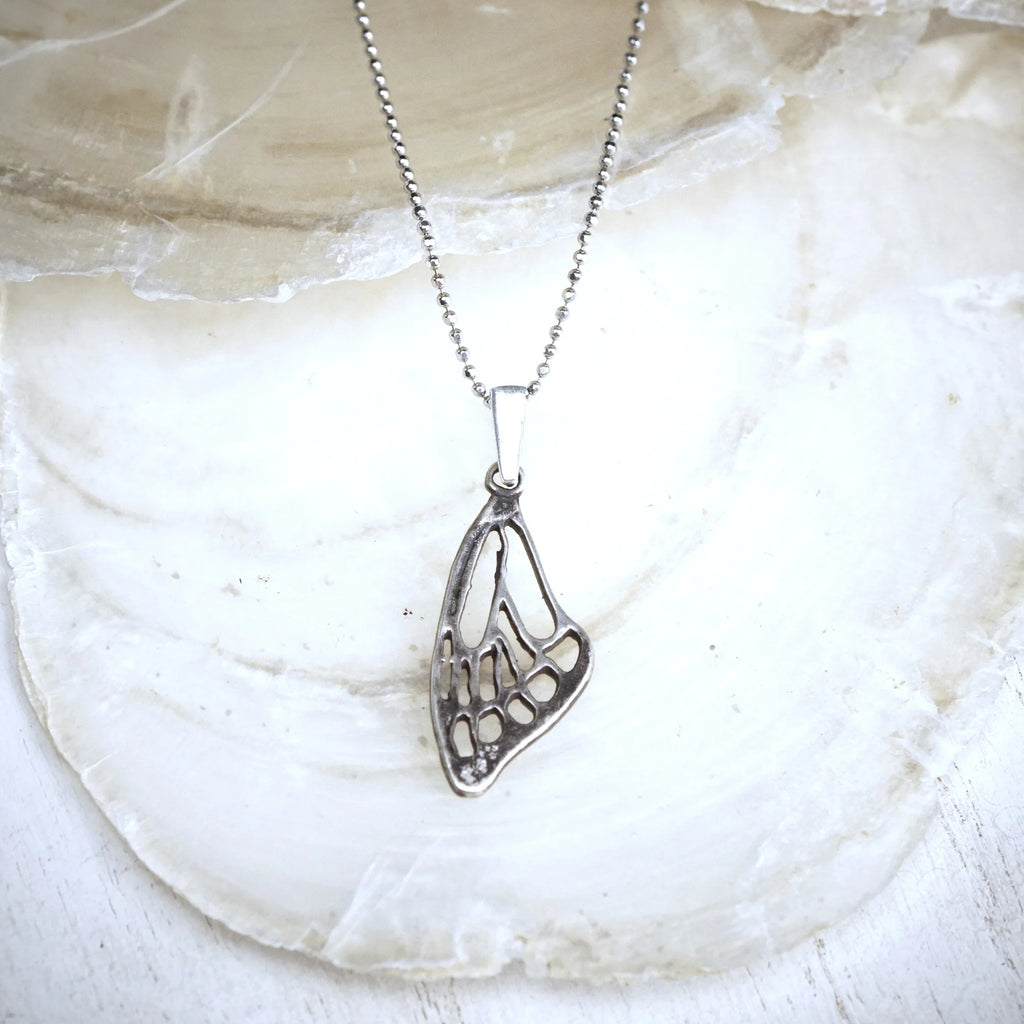 Schmetterlingsflügel-Anhänger aus 925er Silber – handgefertigter Talisman für Freiheit und Transformation, Skulpturenschmuck im Boho- und rustikalen Stil | Art Diva