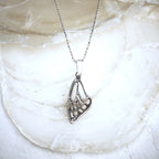 Schmetterlingsflügel-Anhänger aus 925er Silber – handgefertigter Talisman für Freiheit und Transformation, Skulpturenschmuck im Boho- und rustikalen Stil | Art Diva