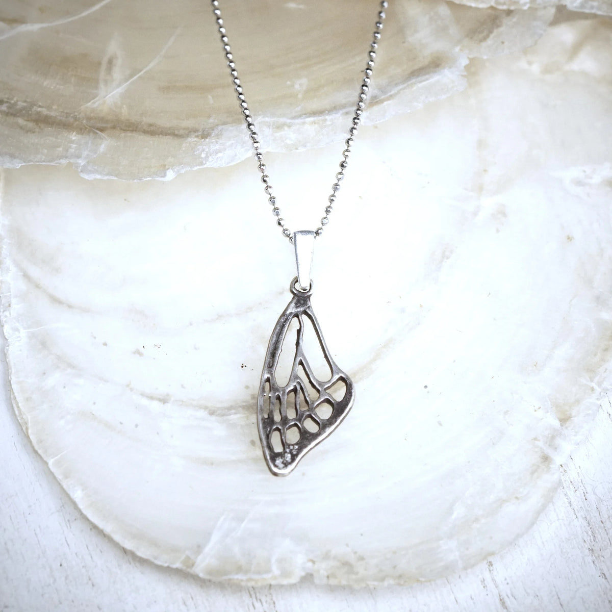 Schmetterlingsflügel-Anhänger aus 925er Silber – handgefertigter Talisman für Freiheit und Transformation, Skulpturenschmuck im Boho- und rustikalen Stil | Art Diva