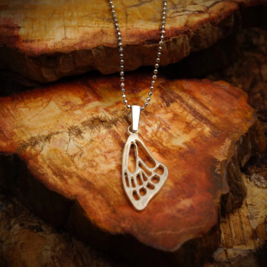 „Schmetterlingsflügel“ – Anhänger aus 925er Silber, Amulett für Freiheit und Licht, handgefertigter Skulpturenschmuck im Boho- und rustikalen Stil | Art Diva