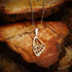 „Schmetterlingsflügel“ – Anhänger aus 925er Silber, Amulett für Freiheit und Licht, handgefertigter Skulpturenschmuck im Boho- und rustikalen Stil | Art Diva