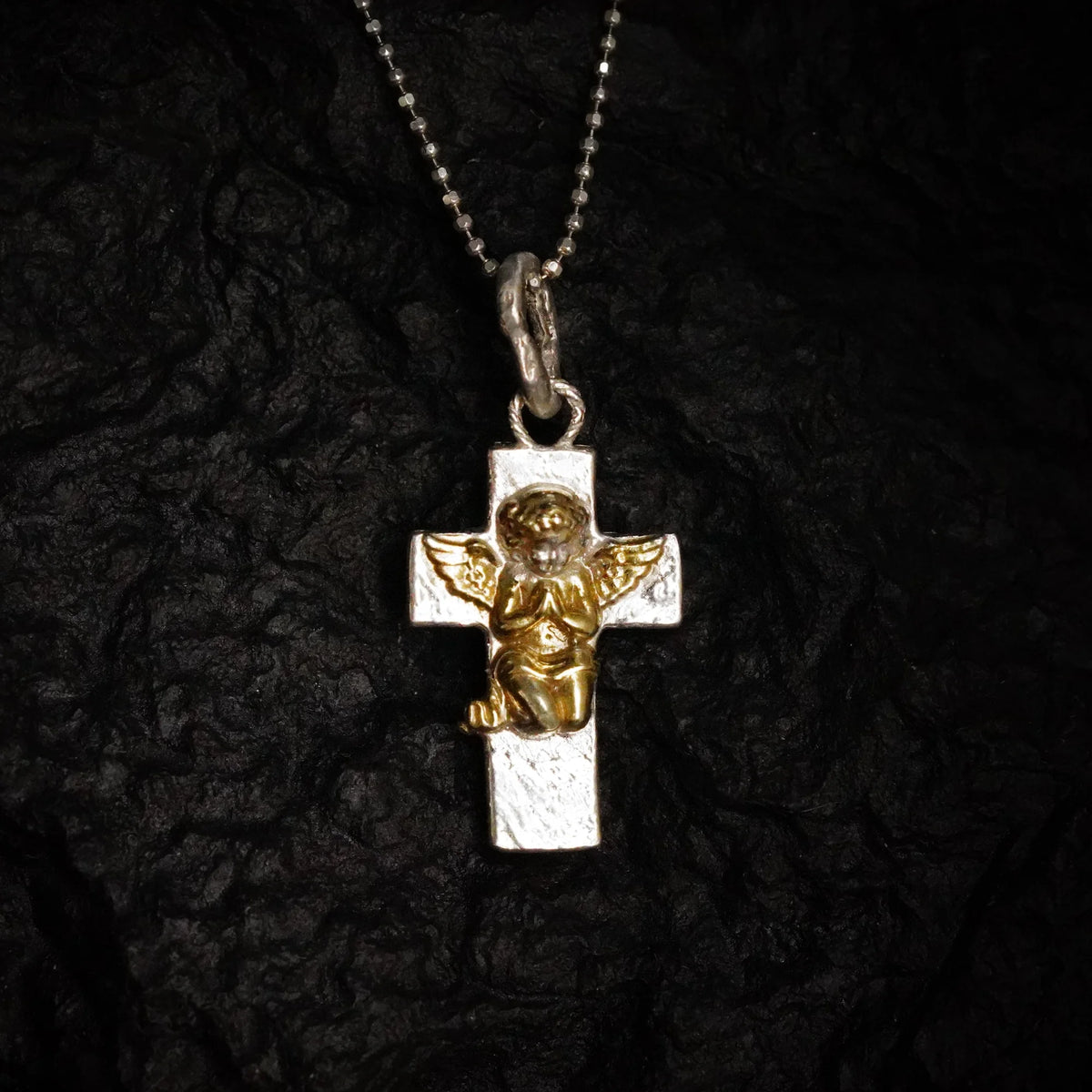 „Engelsgebet“-Anhänger aus 925er Silber mit goldfarbenen Akzenten – Talisman für Glauben und spirituellen Schutz, Skulpturenschmuck im Boho-Stil | Art Diva