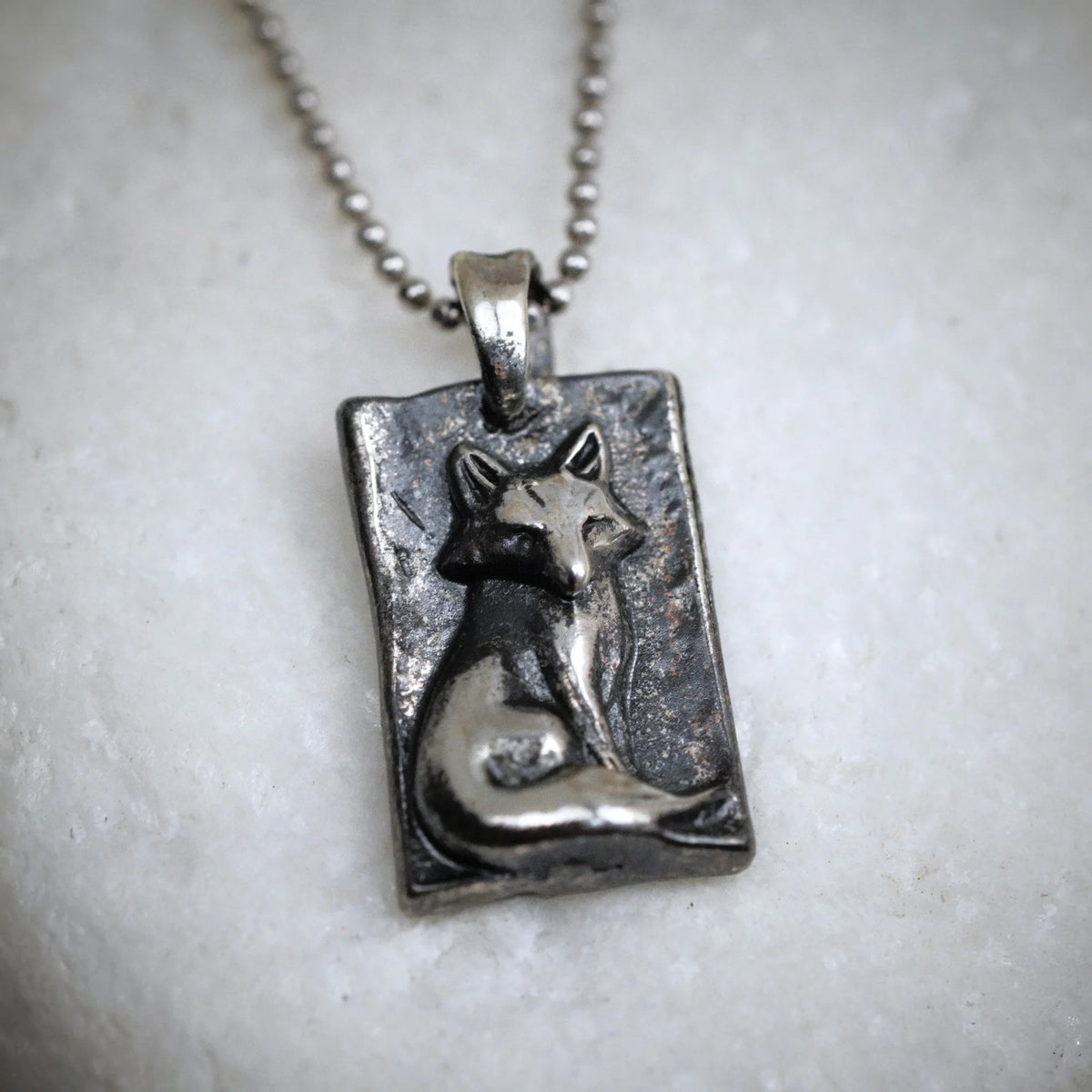 „Fuchs“ – oxidierter, handgefertigter Anhänger aus 925er Silber, Skulpturenschmuck im Boho- und rustikalen Stil | Art Diva