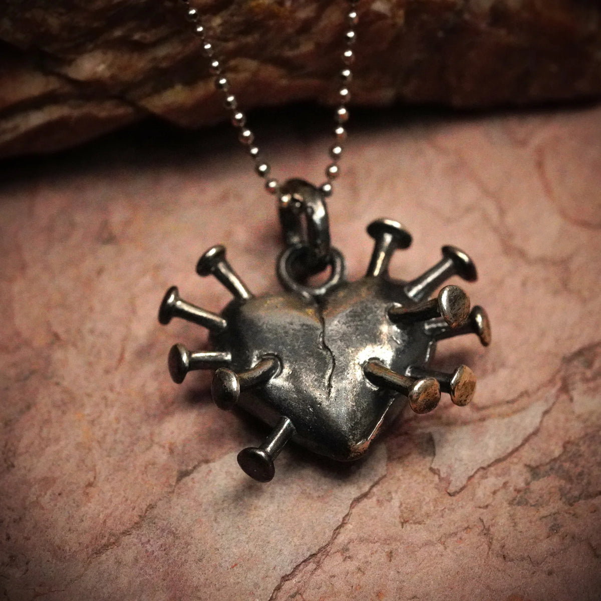„Herz mit Nägeln“-Anhänger aus 925er Silber – Symbol für Schmerz, Stärke und erlebte Liebe, Skulpturenschmuck im Boho- und rustikalen Stil | Art Diva