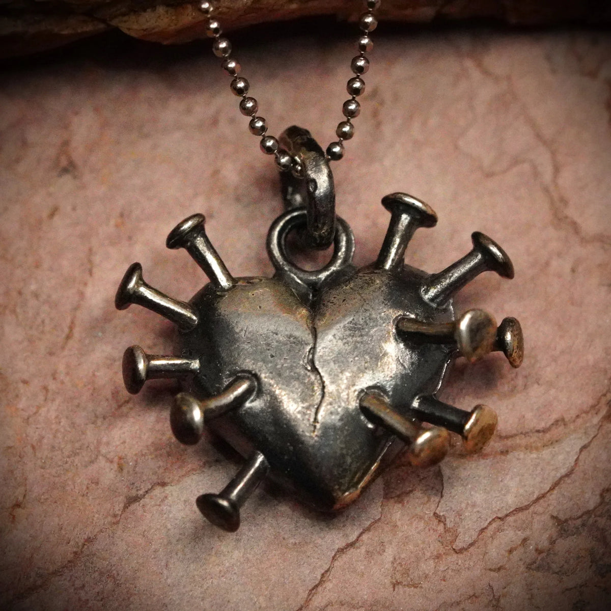 „Herz mit Nägeln“-Anhänger aus 925er Silber – Symbol für Schmerz, Stärke und erlebte Liebe, Skulpturenschmuck im Boho- und rustikalen Stil | Art Diva