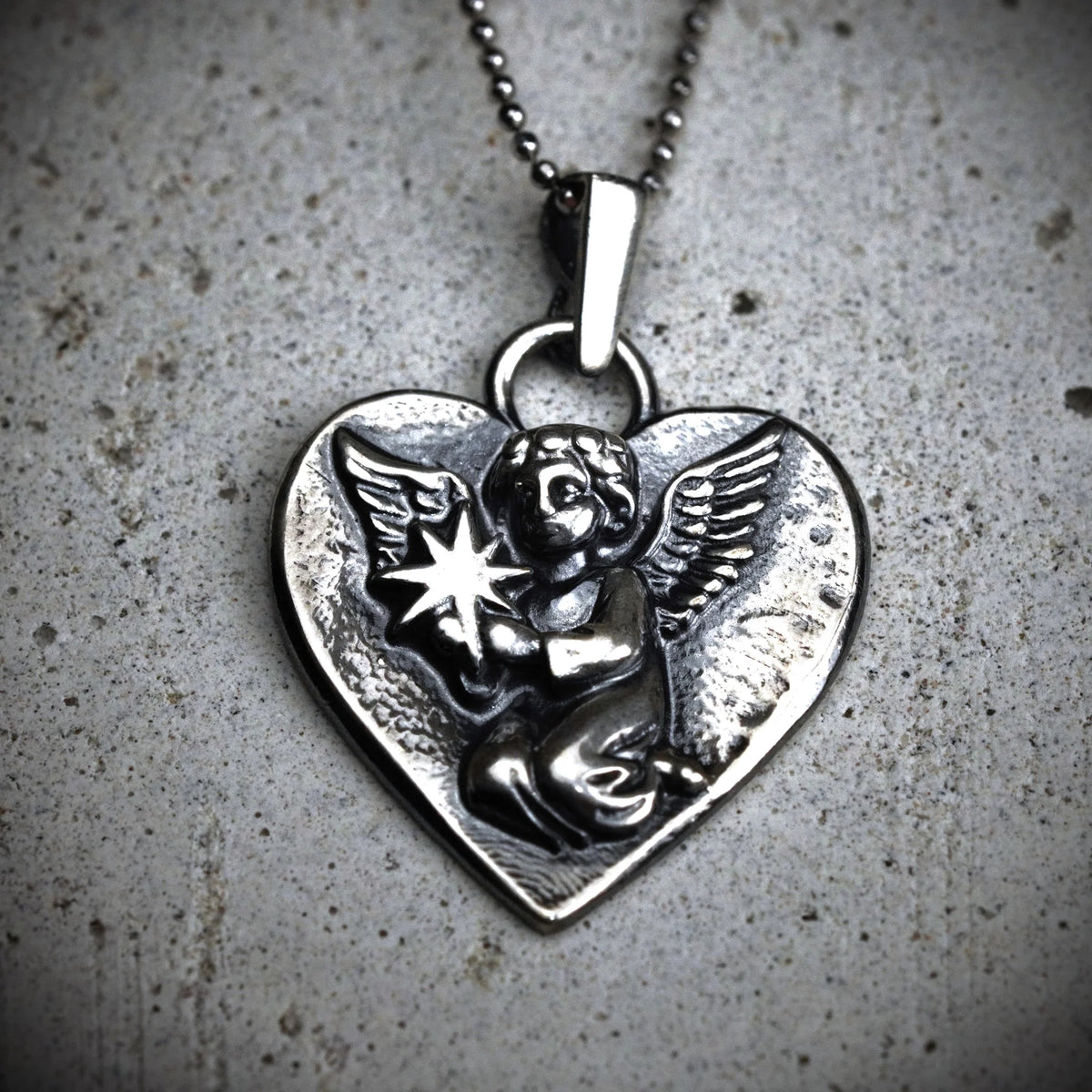 „Himmelsengel mit Stern“-Anhänger aus 925er Silber – handgefertigter Talisman für Liebe, Erinnerung und Schutz, Skulpturenschmuck im Boho- und rustikalen Stil | Art Diva