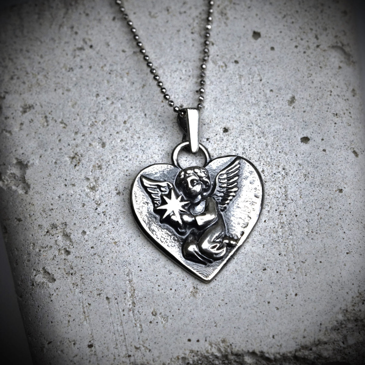 „Himmelsengel mit Stern“-Anhänger aus 925er Silber – handgefertigter Talisman für Liebe, Erinnerung und Schutz, Skulpturenschmuck im Boho- und rustikalen Stil | Art Diva