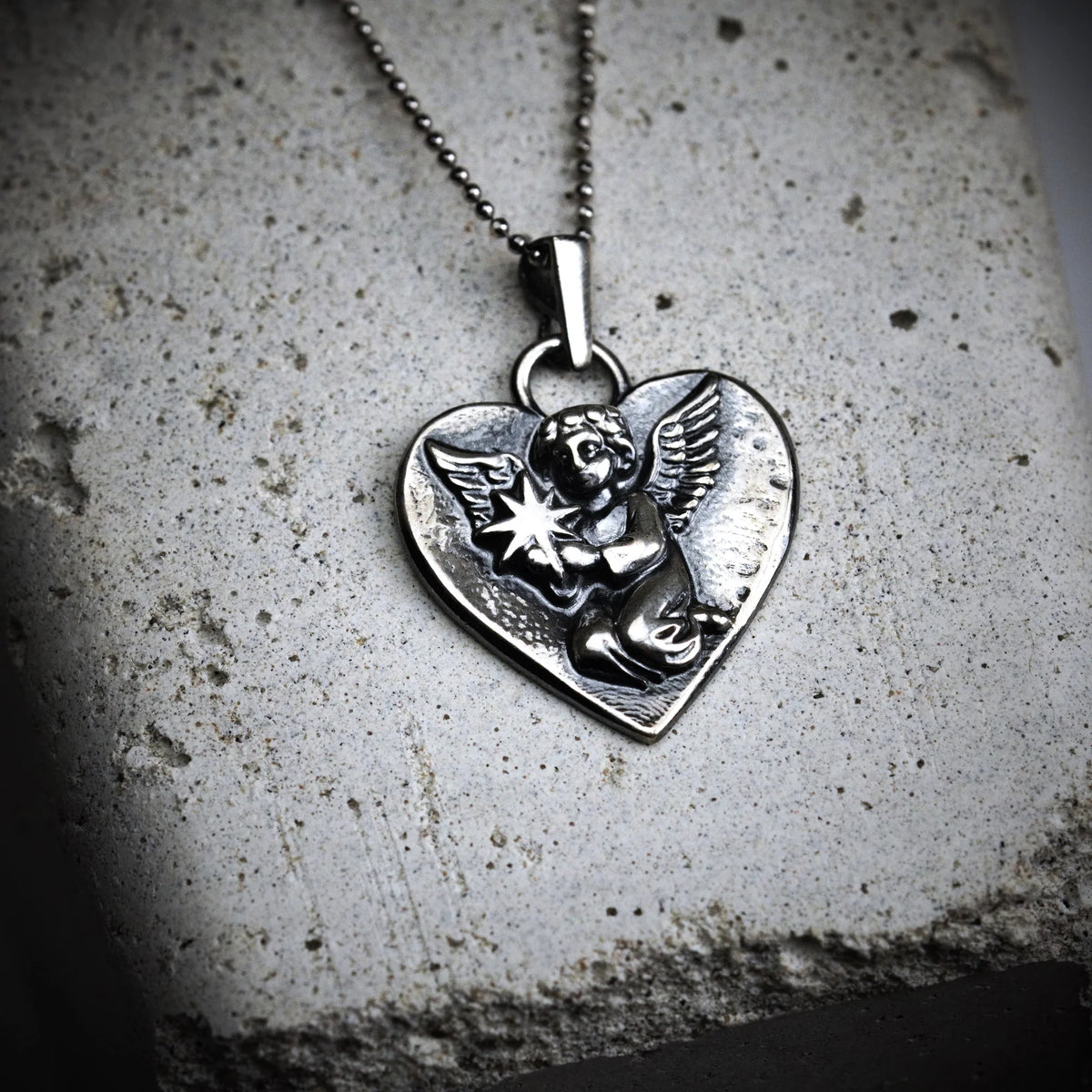 „Himmelsengel mit Stern“-Anhänger aus 925er Silber – handgefertigter Talisman für Liebe, Erinnerung und Schutz, Skulpturenschmuck im Boho- und rustikalen Stil | Art Diva