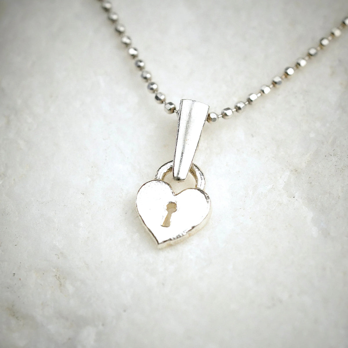 „Herzschloss“-Anhänger aus 925er Silber – Talisman für Liebe und Schutz, Skulpturenschmuck im Boho- und rustikalen Stil | Art Diva