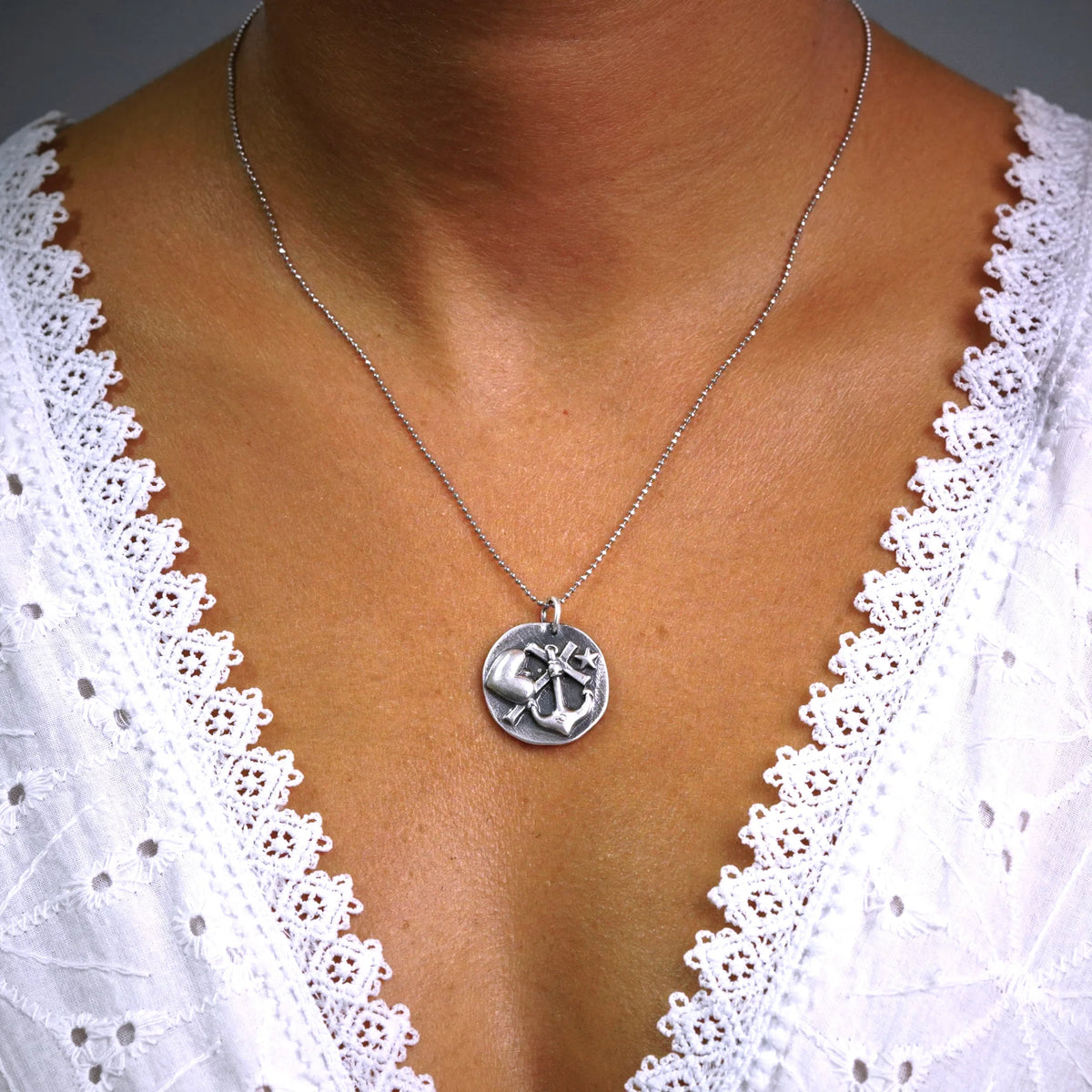 „Glaube • Liebe • Hoffnung“-Anhänger aus 925er Silber – Talisman für Stärke und inneren Frieden, Skulpturenschmuck im Boho- und rustikalen Stil | Art Diva