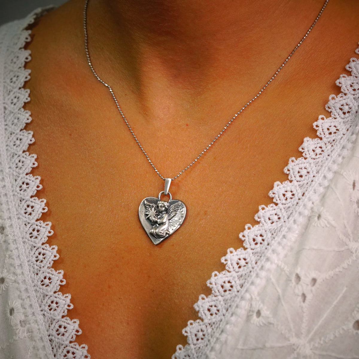 „Himmelsengel mit Stern“-Anhänger aus 925er Silber – handgefertigter Talisman für Liebe, Erinnerung und Schutz, Skulpturenschmuck im Boho- und rustikalen Stil | Art Diva
