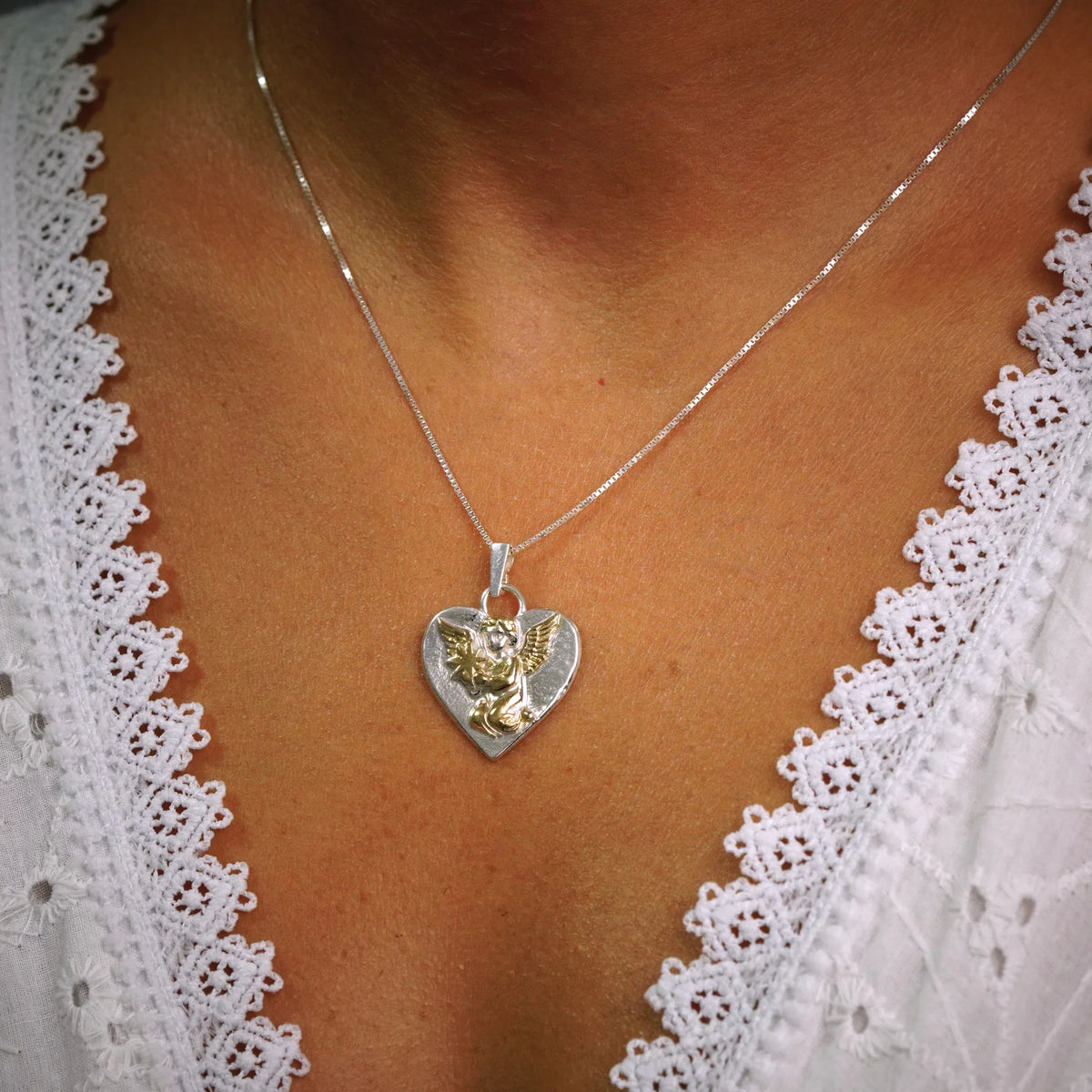 „Himmelsengel mit Stern“-Anhänger aus 925er Silber – handgefertigter Talisman für Liebe und spirituellen Schutz, Skulpturenschmuck im Boho- und rustikalen Stil | Art Diva