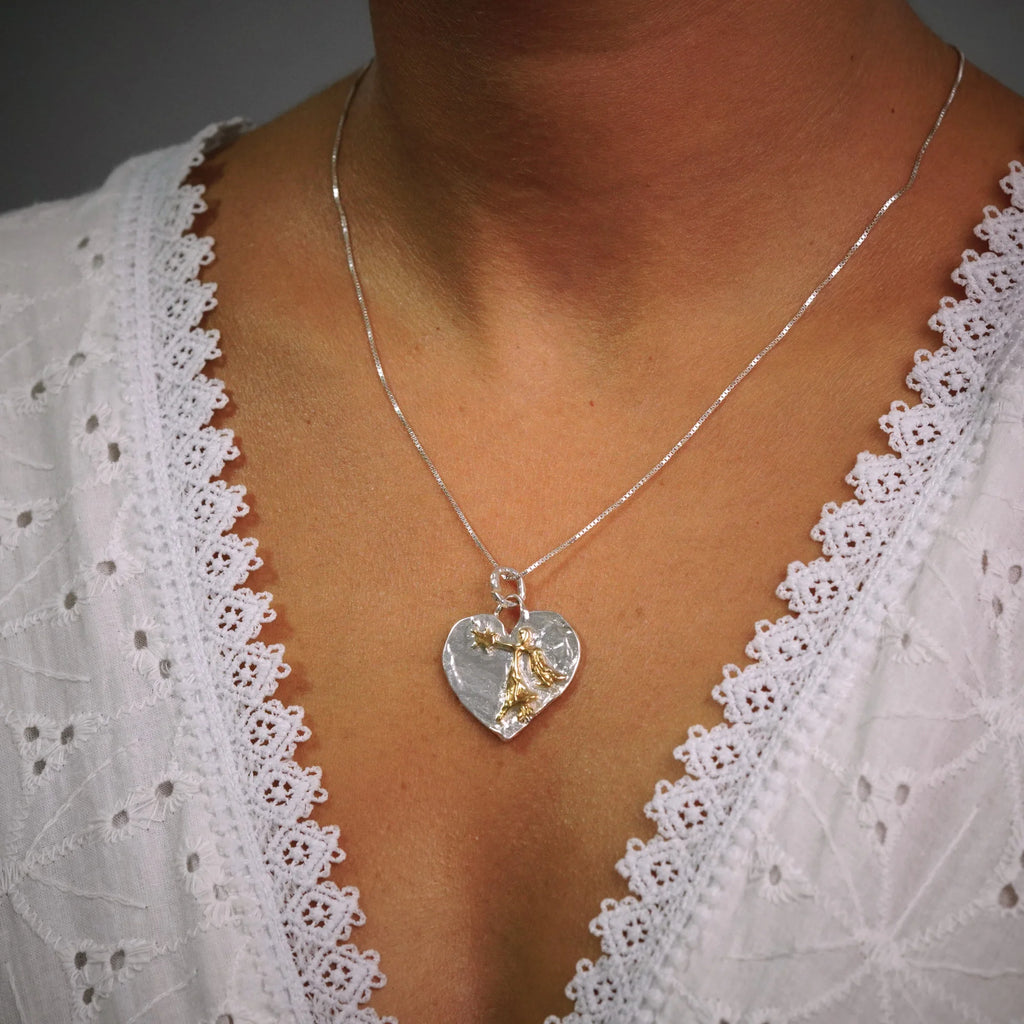 Schutzengel-Herz-Anhänger mit Engel und Stern aus 925er Silber – Talisman für Schutz, Liebe und Glauben, handgefertigt im Boho- und rustikalen Stil | Art Diva