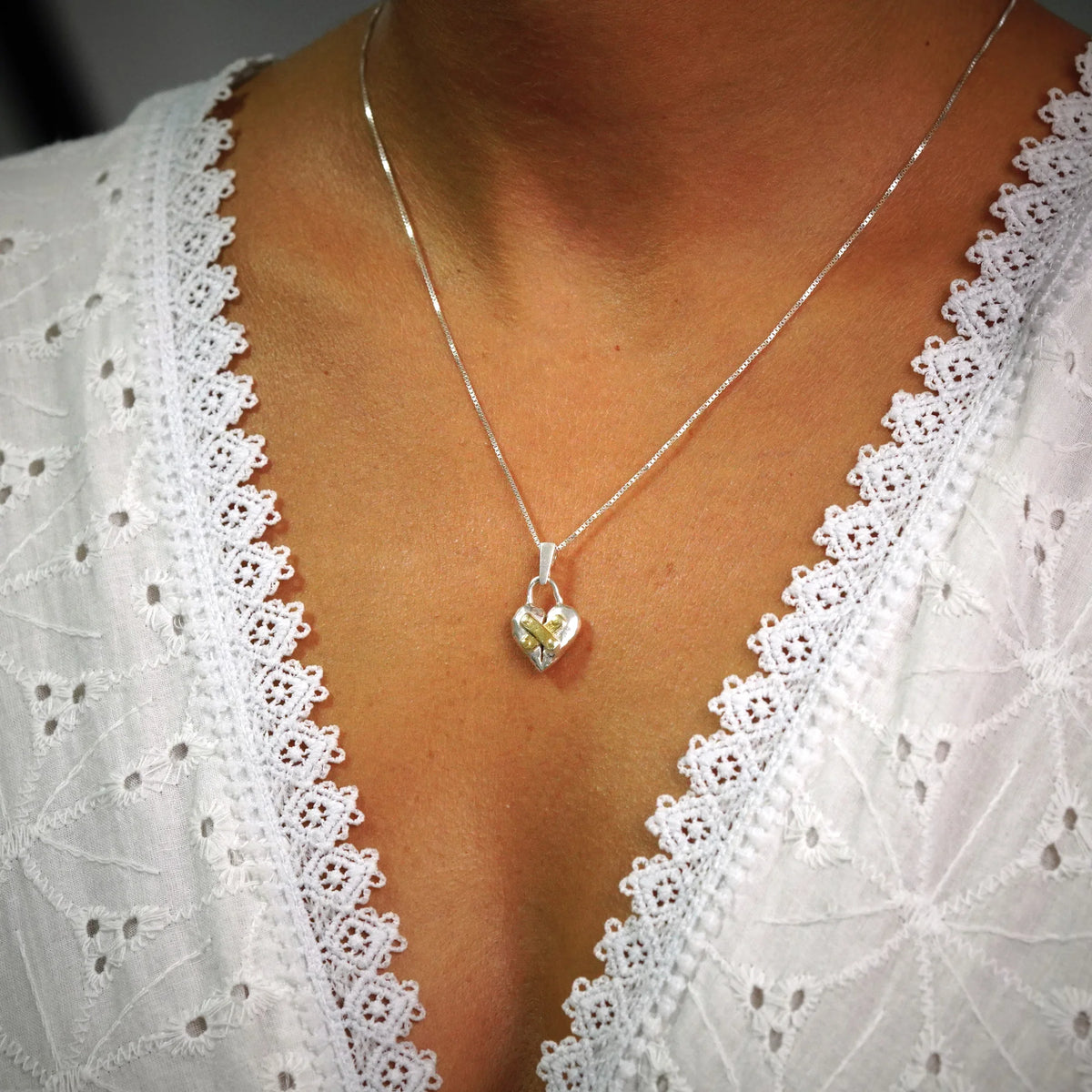 „Restauriertes Herz“-Anhänger aus 925er Silber mit goldfarbenen Akzenten – handpolierter Talisman für Hoffnung und Neubeginn, Skulpturenschmuck im Boho- und rustikalen Stil | Art Diva