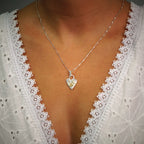 „Flauschige Spur“-Anhänger aus 925er Silber mit vergoldeten Akzenten – Amulett für Liebe und Treue, handgefertigter Skulpturenschmuck im Boho- und rustikalen Stil | Art Diva