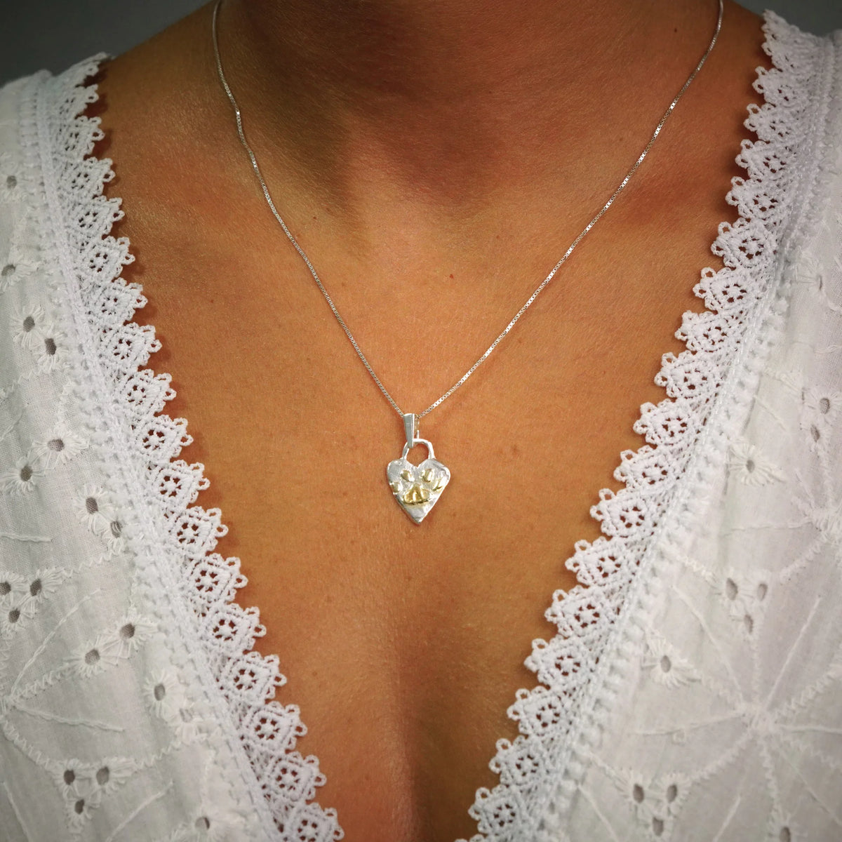 „Flauschige Spur“-Anhänger aus 925er Silber mit vergoldeten Akzenten – Amulett für Liebe und Treue, handgefertigter Skulpturenschmuck im Boho- und rustikalen Stil | Art Diva
