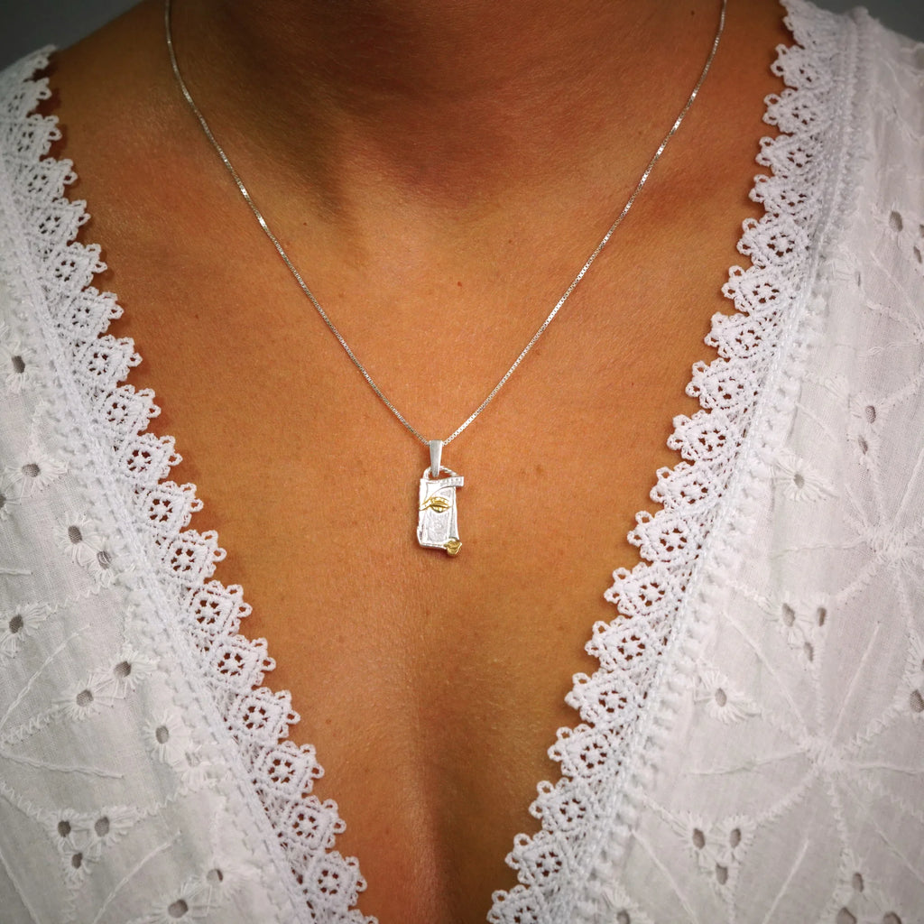 „Gesicht der Muse“ – Anhänger aus 925er Silber mit goldfarbenen Akzenten, Symbol für Inspiration, Kreativität, Selbstvertrauen und innere Stärke, Skulpturenschmuck im Boho- und rustikalen Stil | Art Diva