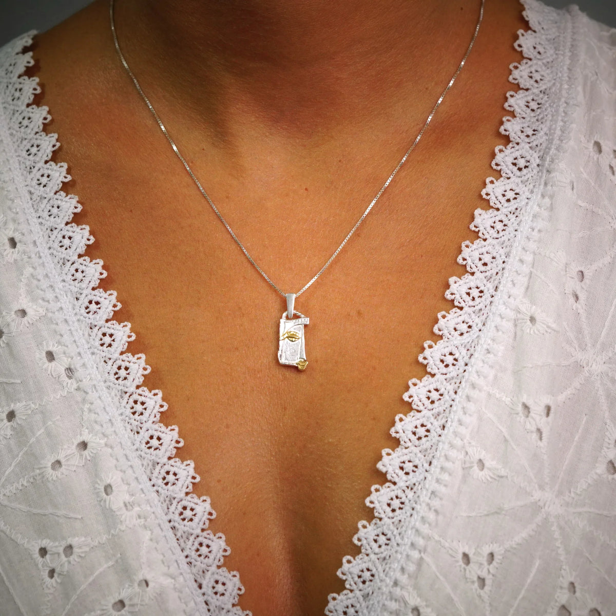 „Gesicht der Muse“ – Anhänger aus 925er Silber mit goldfarbenen Akzenten, Symbol für Inspiration, Kreativität, Selbstvertrauen und innere Stärke, Skulpturenschmuck im Boho- und rustikalen Stil | Art Diva