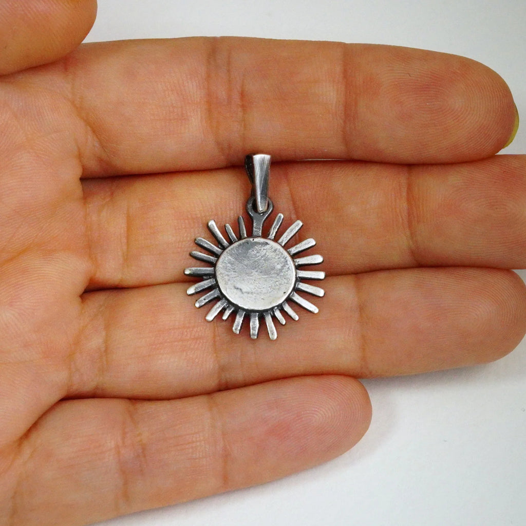 „Sonnenstrahl“ – Anhänger aus 925er Silber, Talisman für Wärme, Licht und Hoffnung, handgefertigter Skulpturenschmuck im Boho- und rustikalen Stil | Art Diva