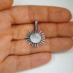 „Sonnenstrahl“ – Anhänger aus 925er Silber, Talisman für Wärme, Licht und Hoffnung, handgefertigter Skulpturenschmuck im Boho- und rustikalen Stil | Art Diva