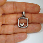 Herz-im-Quadrat-Anhänger aus 925er Silber – teilweise oxidiert im Vintage-Stil, handgefertigter Talisman für Liebe und Ausgeglichenheit, Skulpturenschmuck im Boho- und rustikalen Stil | Art Diva