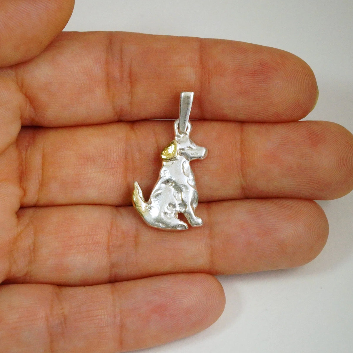 Hund-Anhänger aus 925er Silber mit goldfarbenen Akzenten – Talisman für Treue, Tierliebe und die Verbundenheit mit dem eigenen Haustier | Art Diva
