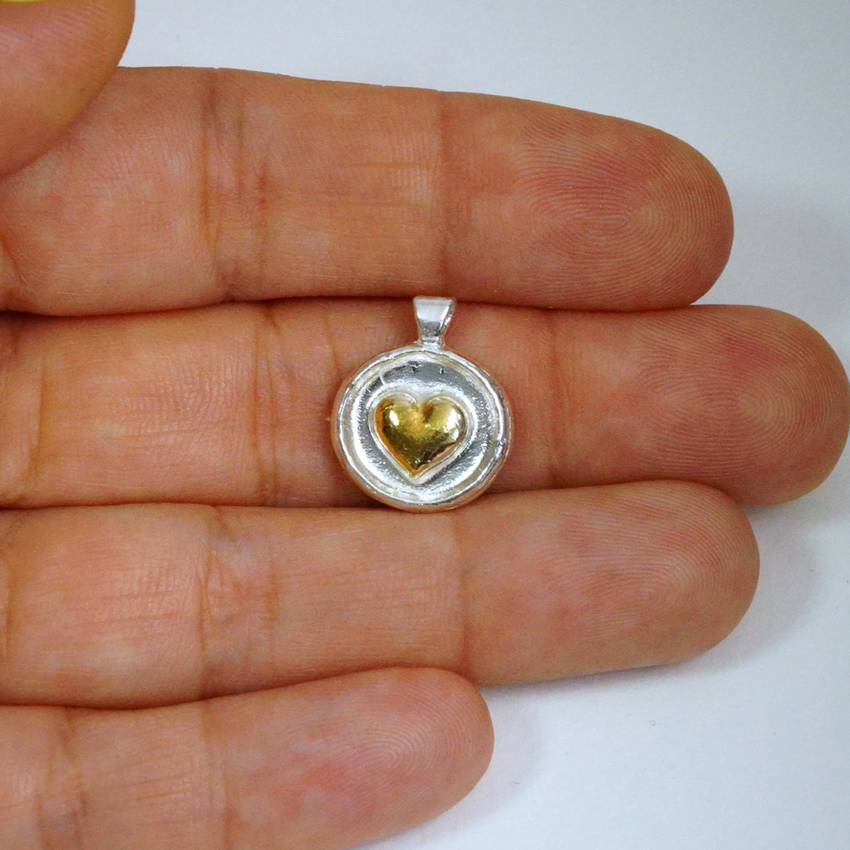 „Goldenes Herz“ – Anhänger aus 925er Silber mit goldfarbenen Akzenten, Symbol für Liebe, Zärtlichkeit und Geborgenheit, Skulpturenschmuck im Boho- und rustikalen Stil | Art Diva