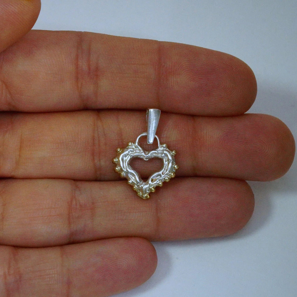 „Morgenliebe“-Anhänger mit offenem Herz und Tautropfen aus 925er Silber mit goldfarbenen Akzenten – Talisman für Zärtlichkeit und reine Liebe, handgefertigt im Boho- und rustikalen Stil | Art Diva
