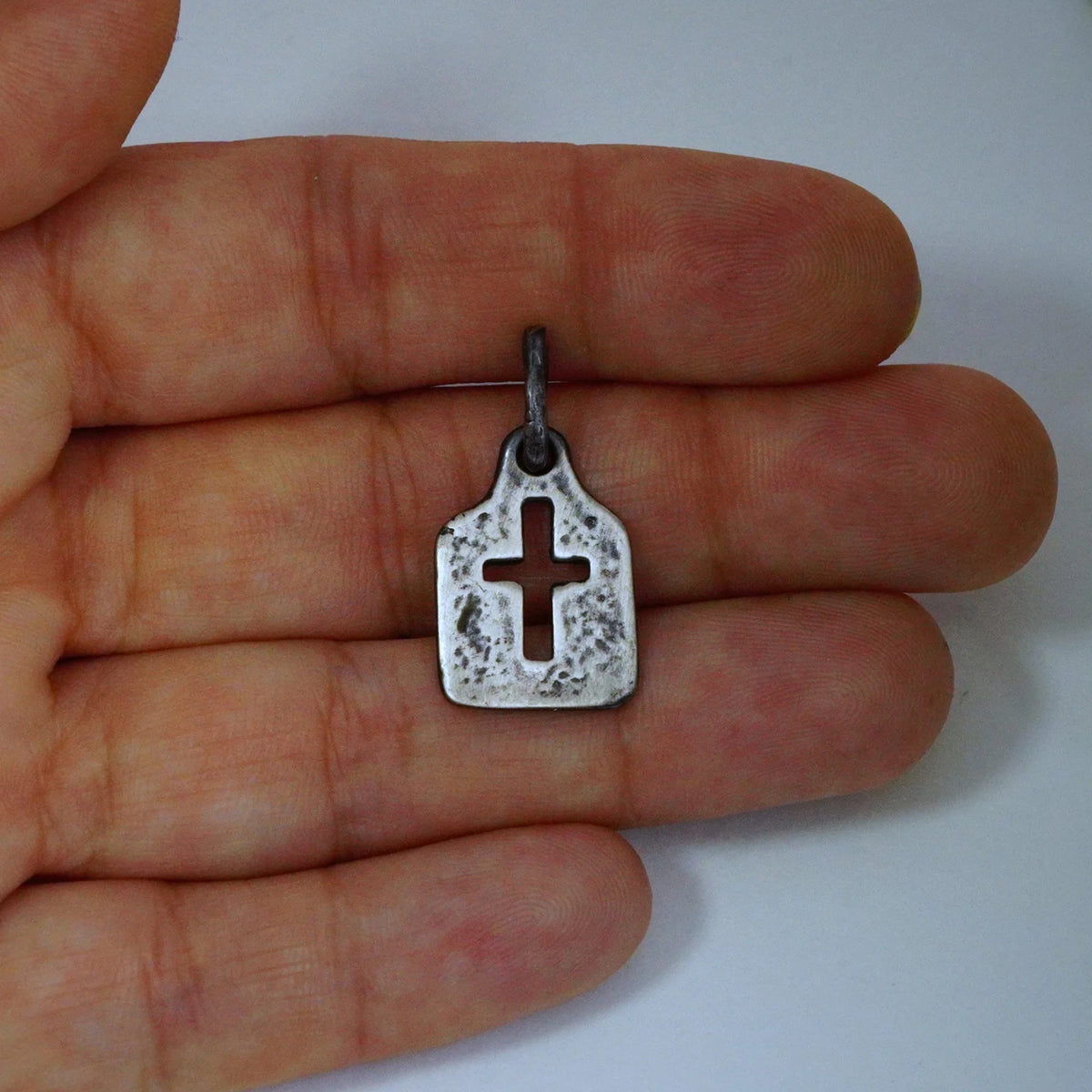 Kreuz-Anhänger für Damen aus 925er Silber – oxidierter Silberschmuck | Art Diva