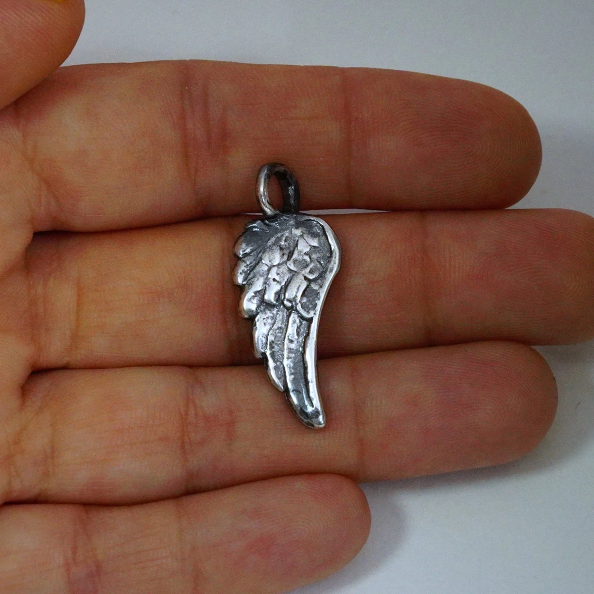 Engelsflügel-Anhänger aus 925er Silber – handgefertigter Talisman für Schutz und Hoffnung, Skulpturenschmuck im Boho- und rustikalen Stil | Art Diva