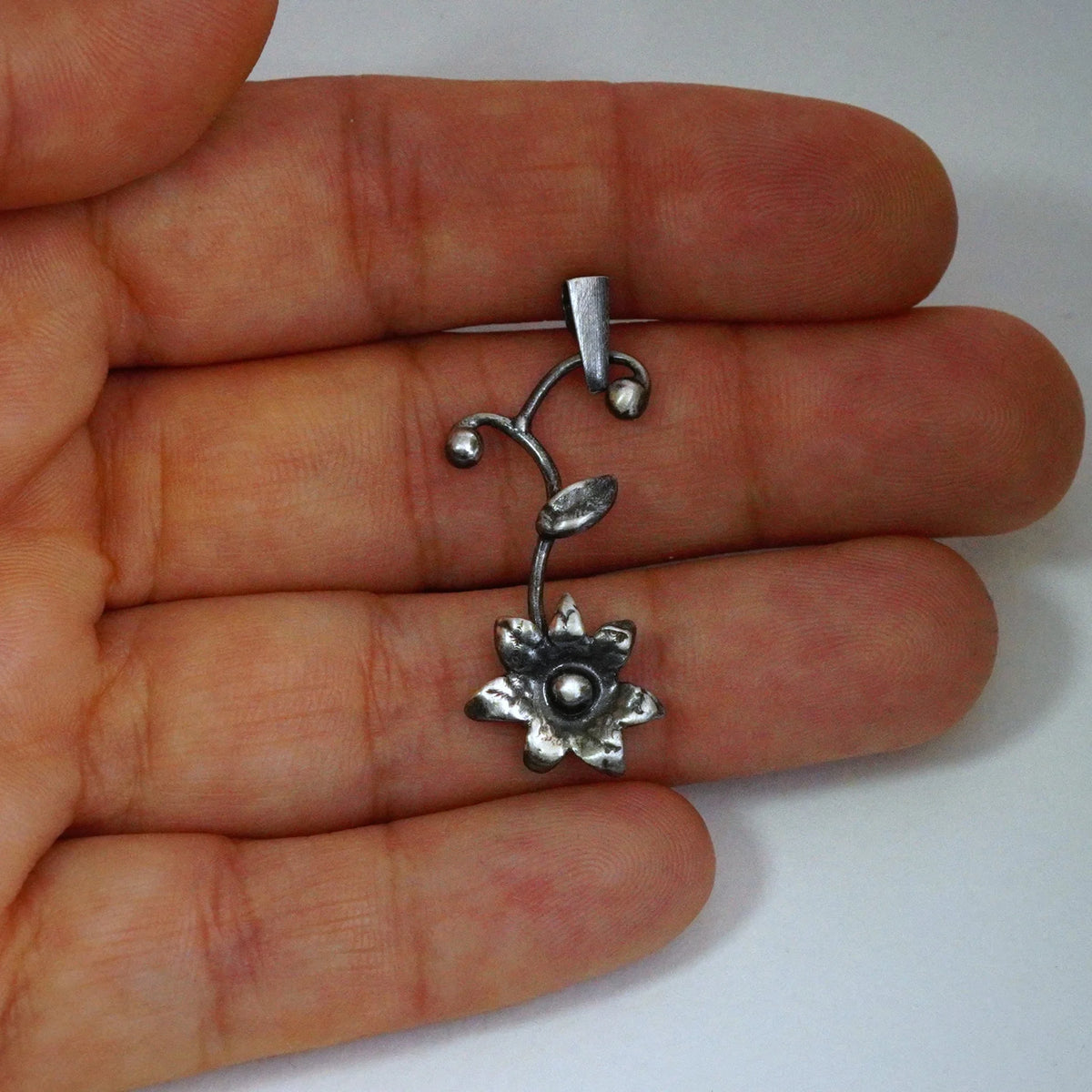 „Wildblume“-Anhänger aus 925er Silber – Talisman für innere Stärke und einen Neuanfang, skulpturaler Schmuck im Boho-Rustik-Stil | Art Diva