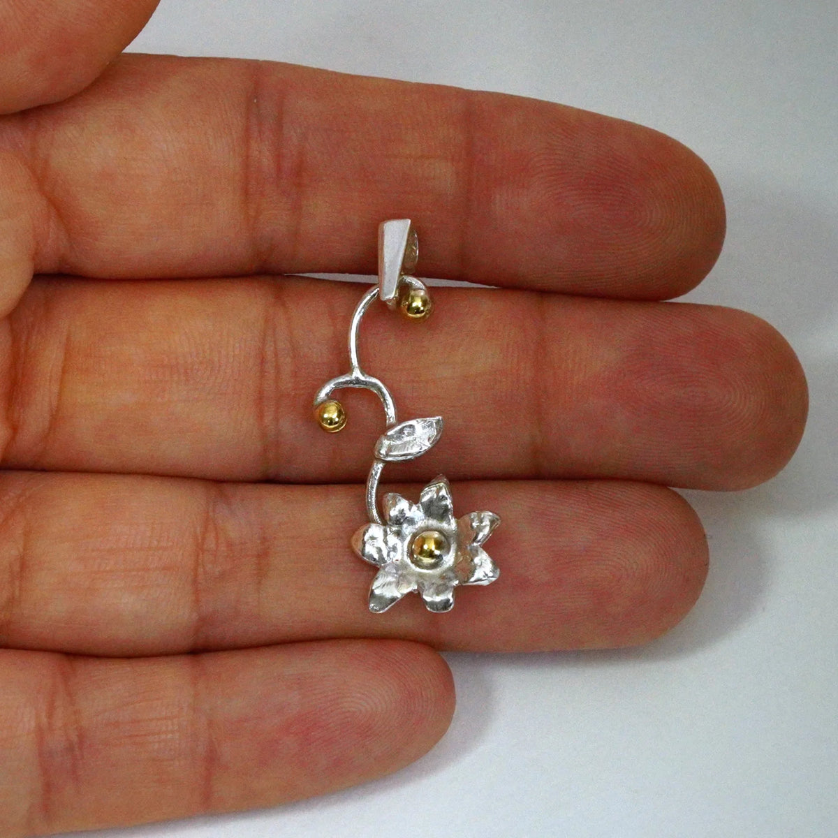 „Zarte Blüte“-Anhänger aus 925er Silber mit goldenem Akzent – Talisman für Neuanfang und Zärtlichkeit, handgefertigter skulpturaler Schmuck im Boho-Rustik-Stil | Art Diva