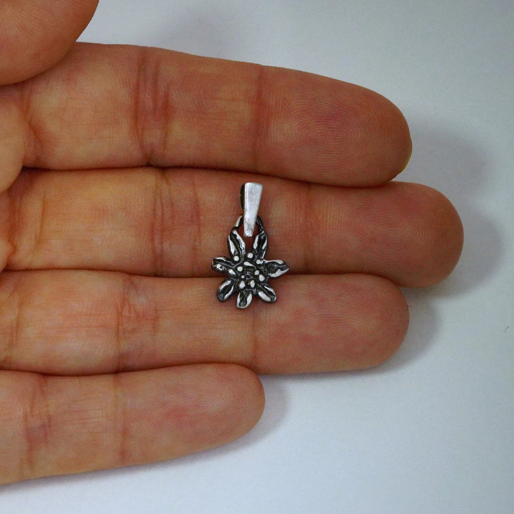 Edelweiß-Anhänger aus 925er Silber – handgefertigter Boho-Talisman für reine Liebe und Treue, skulpturales Schmuckstück und Geschenk für Mutter, Tochter oder Freundin | Art Diva