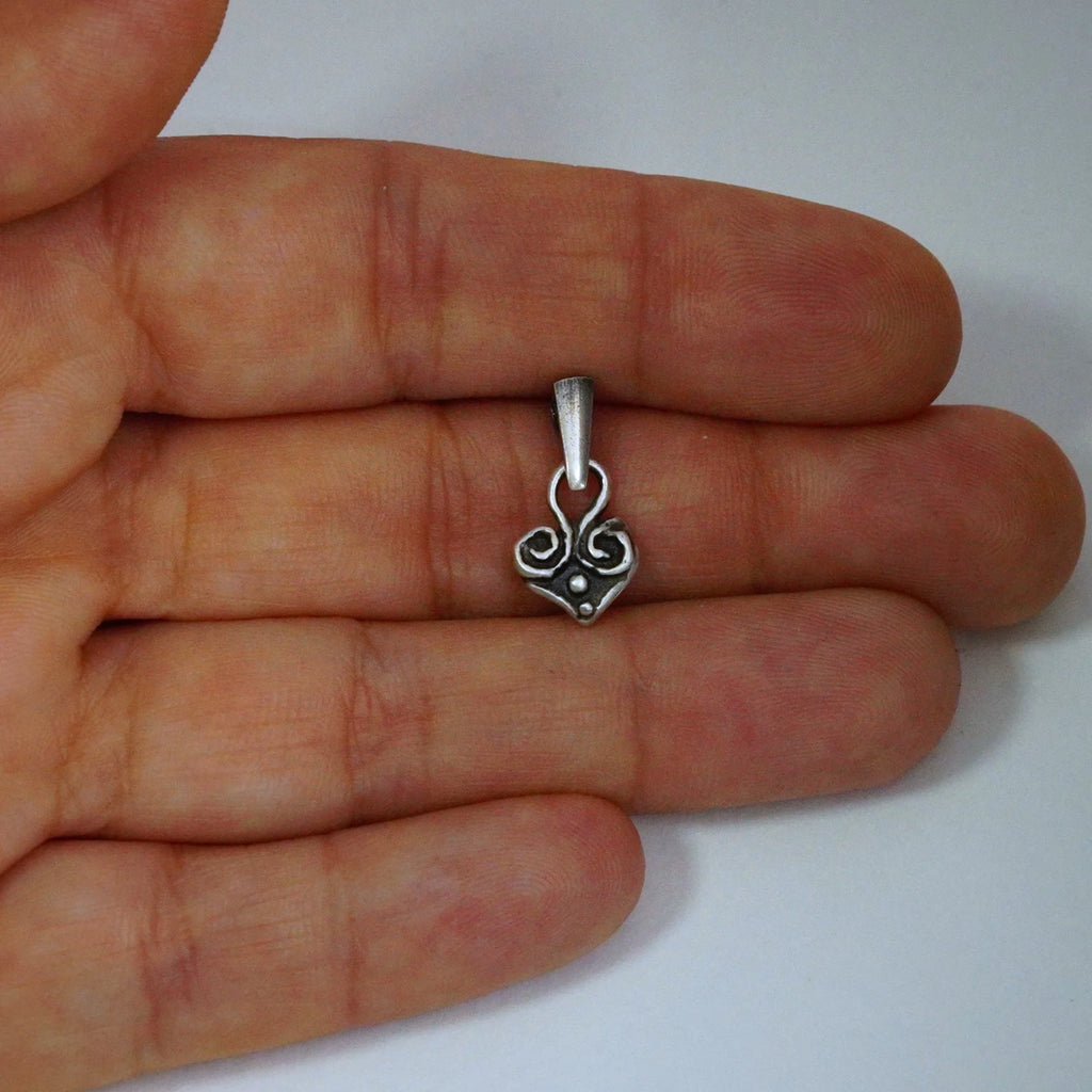Herzanhänger aus 925er Silber – handgefertigter Liebestalisman und Skulpturenschmuck im Boho-Stil, ideales Geschenk für Mutter, Tochter oder Freundin | Art Diva