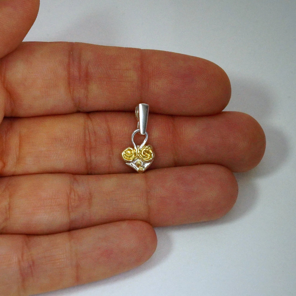 Liebestalisman – handgefertigter Herzanhänger aus 925er Silber mit goldfarbenen Akzenten im Boho- und rustikalen Stil | Art Diva