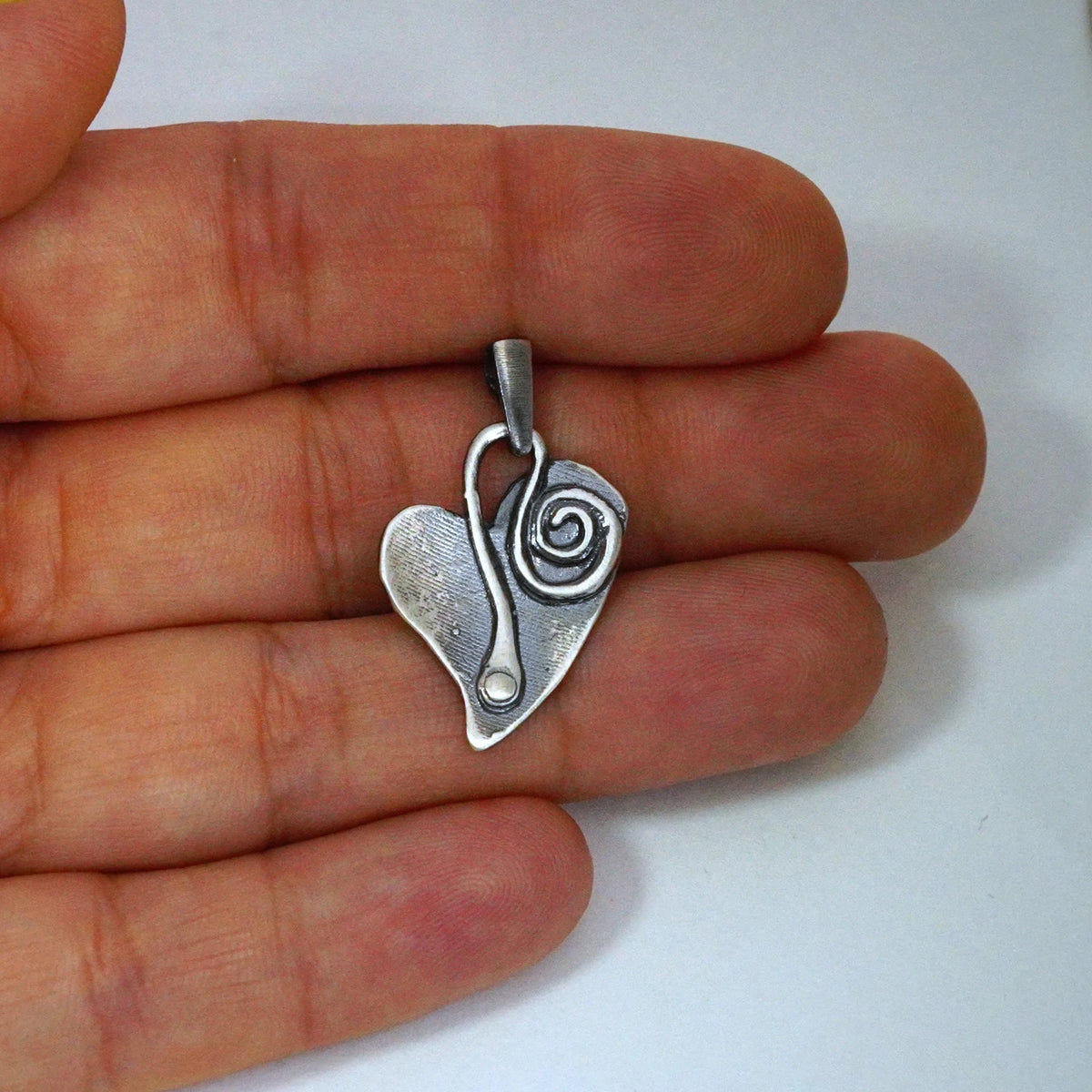 „Herz und Spirale“ – Anhänger aus 925er Silber, Talisman für Liebe und einen Neuanfang, Skulpturenschmuck im Boho- und rustikalen Stil | Art Diva