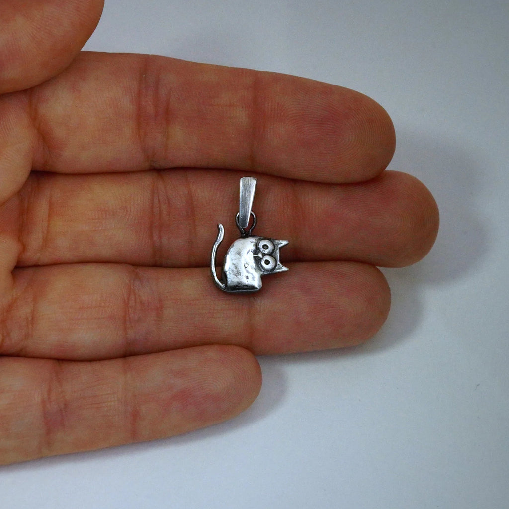 „Pisana“ – oxidierter Katzen-Anhänger aus 925er Silber für Katzenliebhaber, Skulpturenschmuck im Boho- und rustikalen Stil | Art Diva
