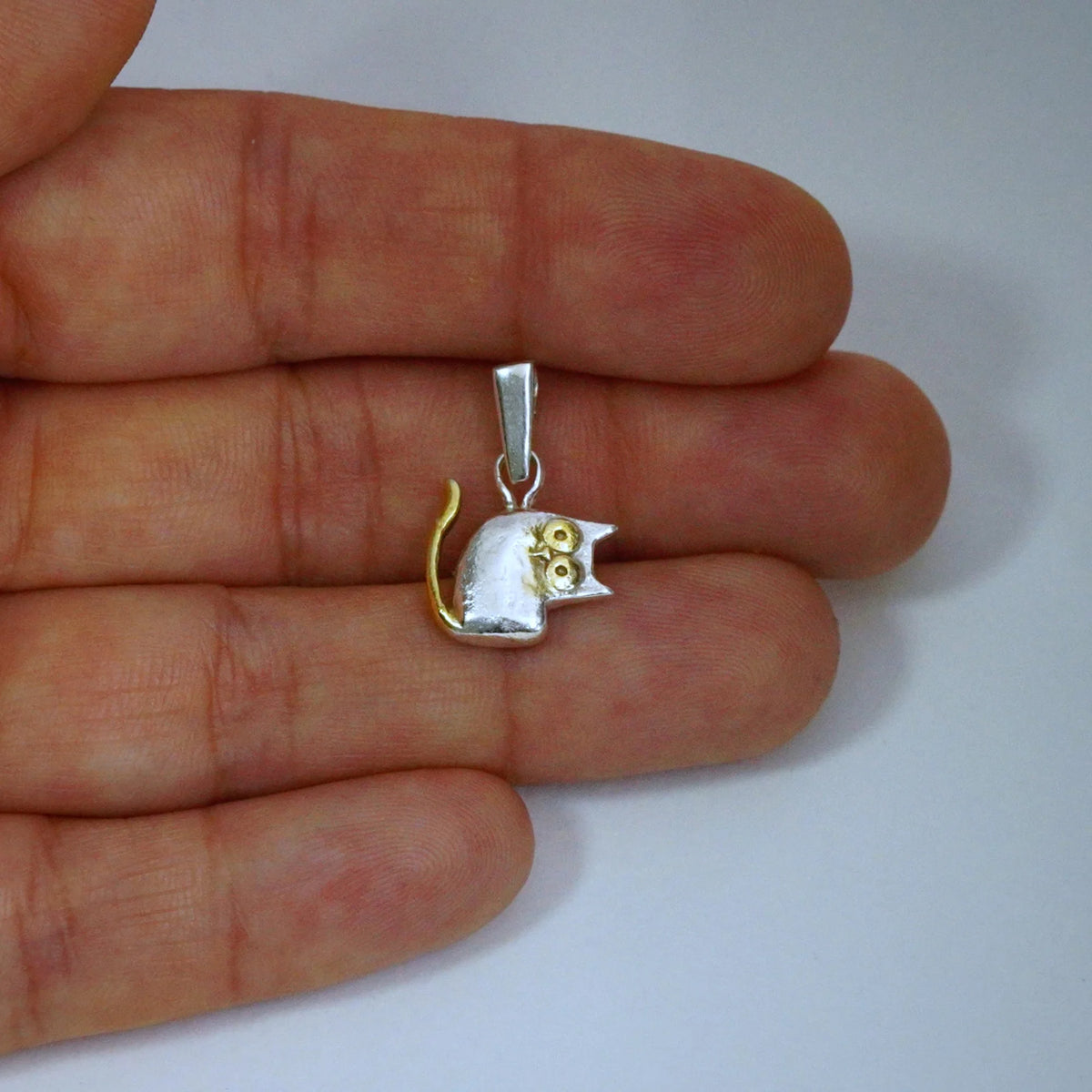 „Pisana“ – Katzen-Anhänger aus 925er Silber für Katzen- und Tierliebhaber, Skulpturenschmuck im Boho- und rustikalen Stil | Art Diva