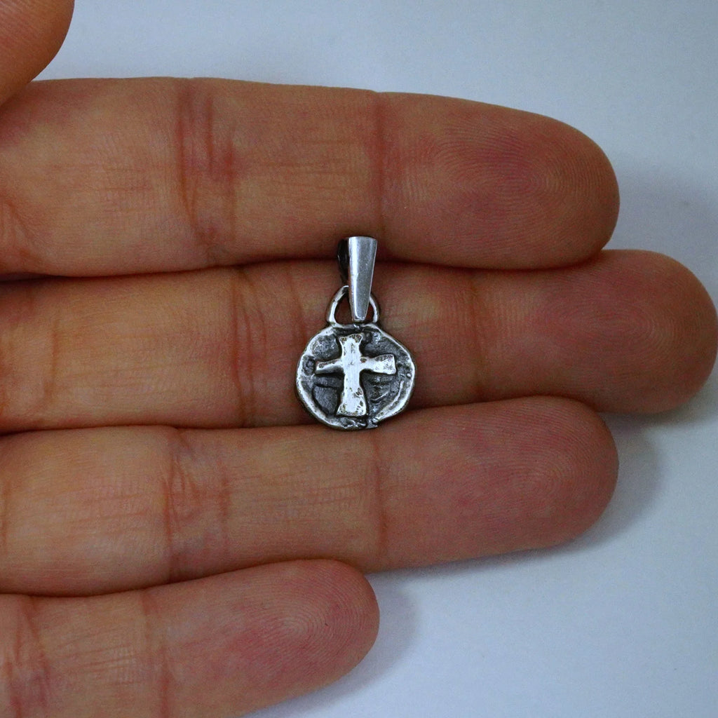 925er Silberanhänger mit Reliefkreuz – handgefertigter Boho-Talisman für Glauben und spirituelle Kraft, skulpturales Schmuckstück und Geschenk für Mutter, Tochter oder Freundin | Art Diva