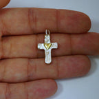 Kreuz-Anhänger mit Herz aus 925er Silber mit goldfarbenen Akzenten – handgefertigtes Symbol für Liebe und Glauben im Boho- und rustikalen Stil | Art Diva