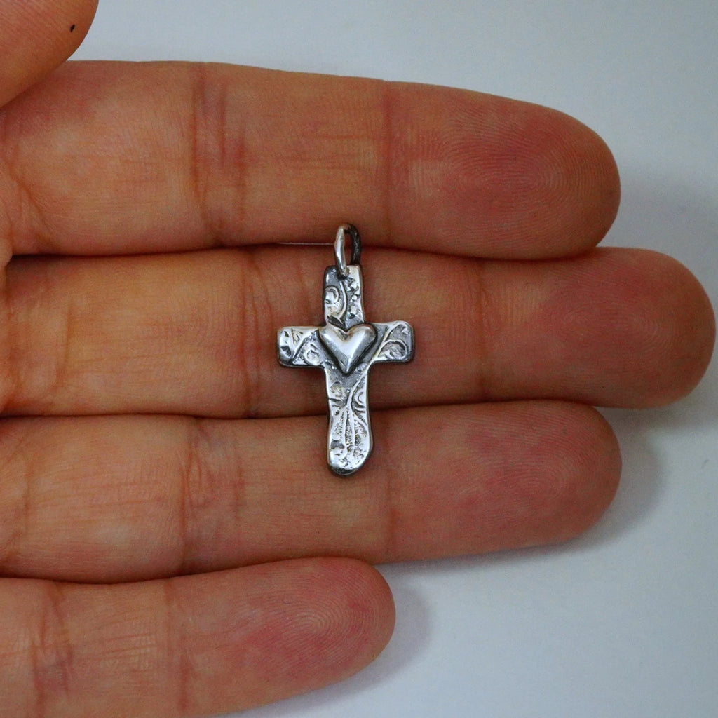 Kreuz-Anhänger mit Herz aus Silber – handgefertigtes Symbol für Liebe und Glauben, Skulpturenschmuck im Boho- und rustikalen Stil | Art Diva