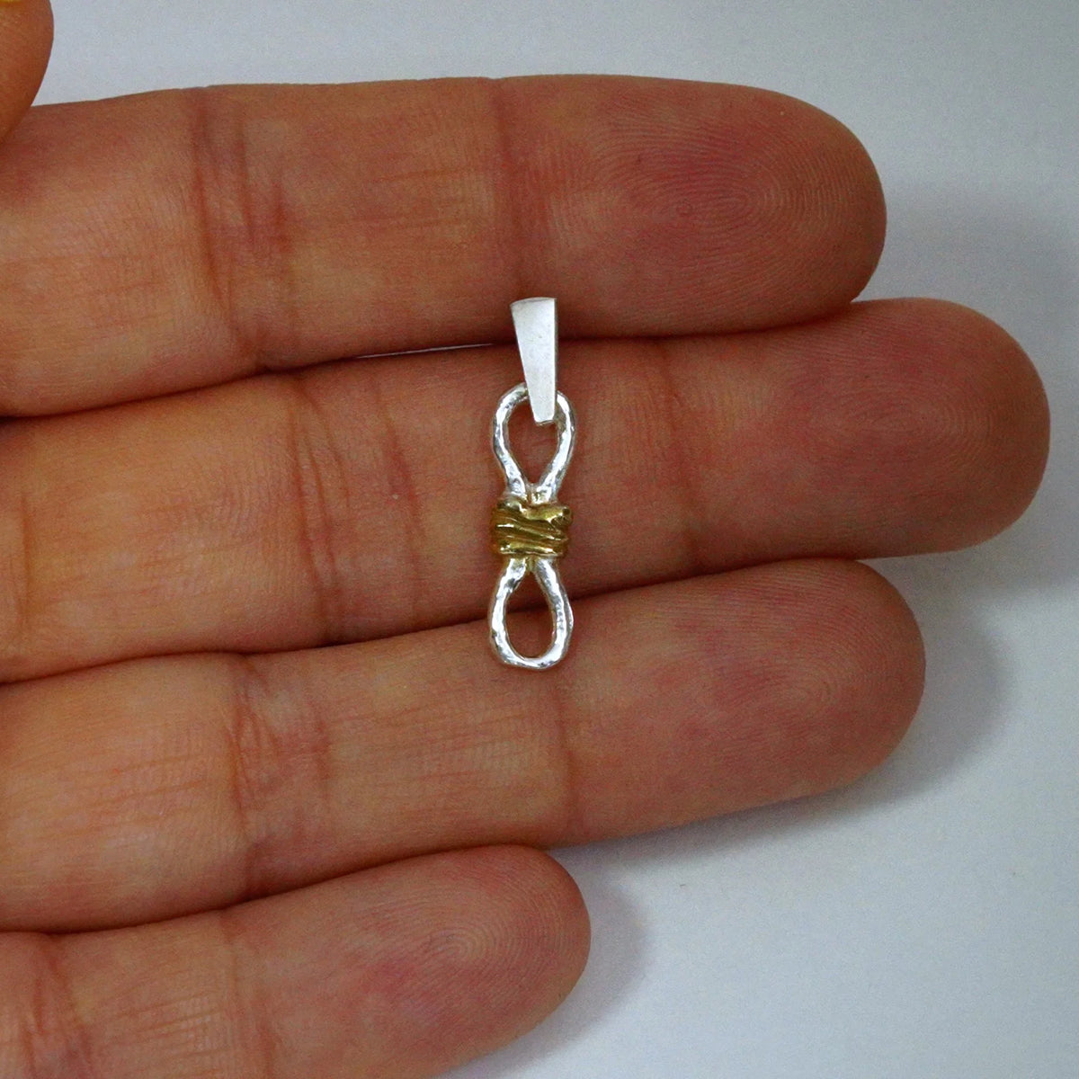 Schmuck aus 925er Silber – Knoten der unendlichen Liebe, handgefertigter Anhänger mit Ewigkeitssymbol im rustikalen Skulpturenstil | Art Diva