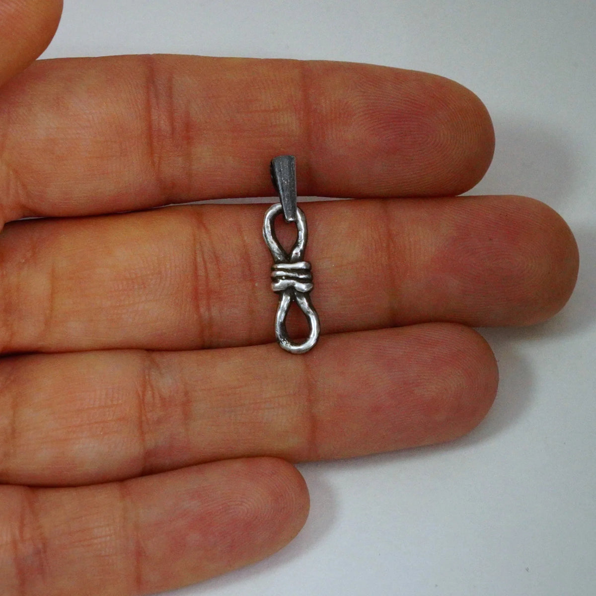 Schmuck aus 925er Silber – Knoten der unendlichen Liebe, handgefertigter Anhänger mit Ewigkeitssymbol für Armband oder Halskette, rustikaler Skulpturenschmuck | Art Diva