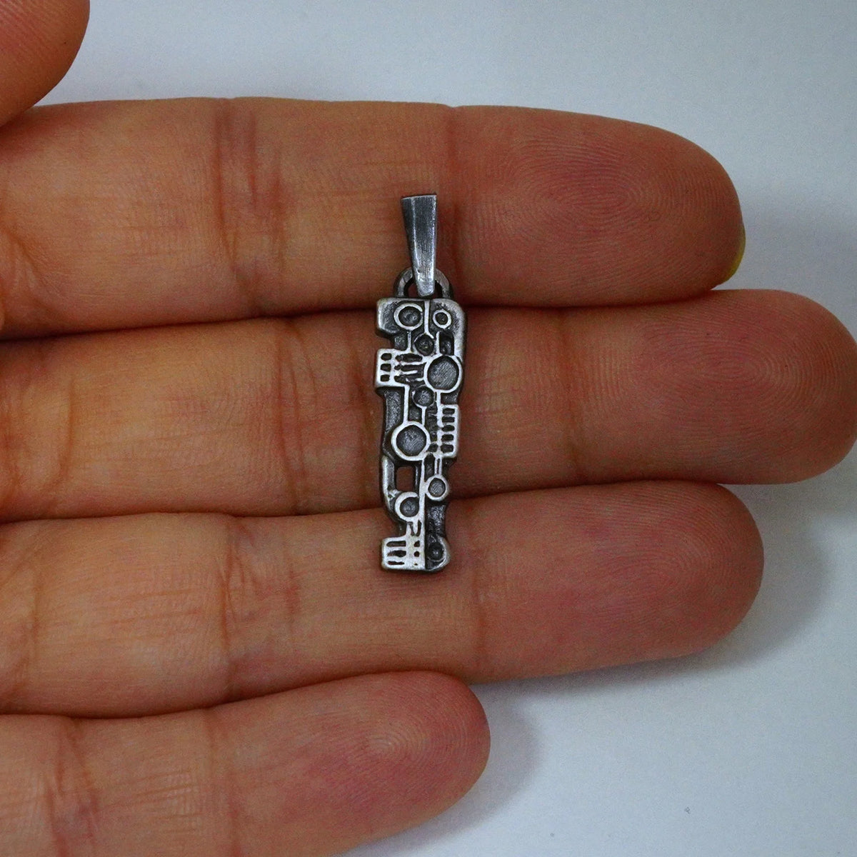 „Puls“ – handgefertigter Anhänger aus 925er Silber, künstlerischer Skulpturenschmuck für Kraft und Rhythmus im Boho- und rustikalen Stil | Art Diva