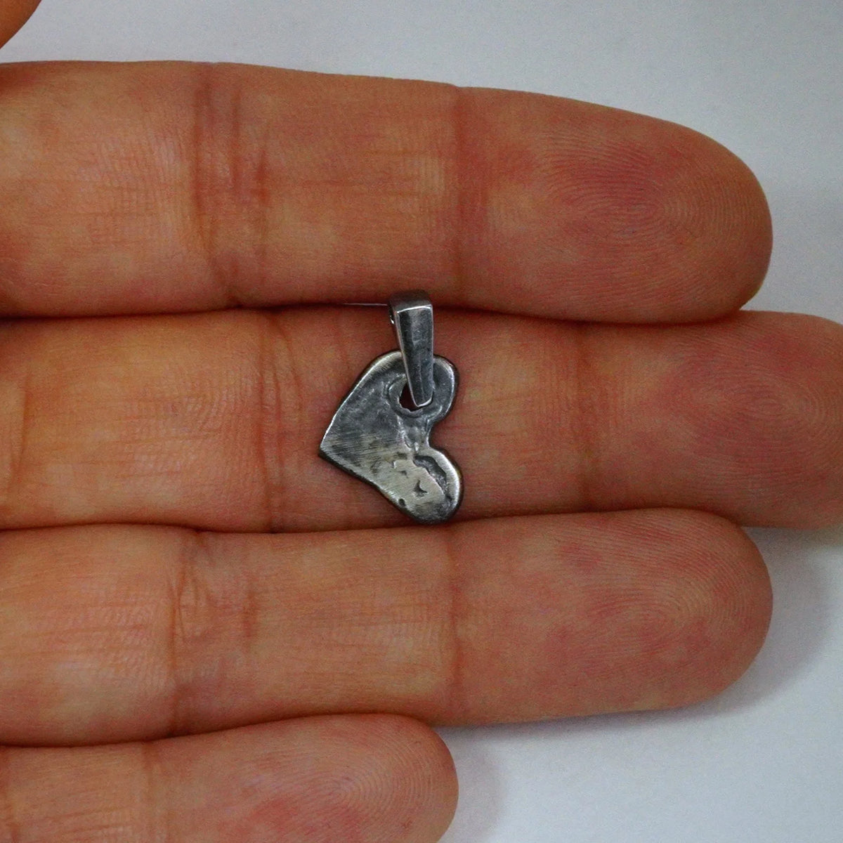 Herz-Anhänger aus 925er Silber – Talisman für Liebe, handgefertigter Skulpturenschmuck im Boho-Stil mit rustikaler Optik | Art Diva
