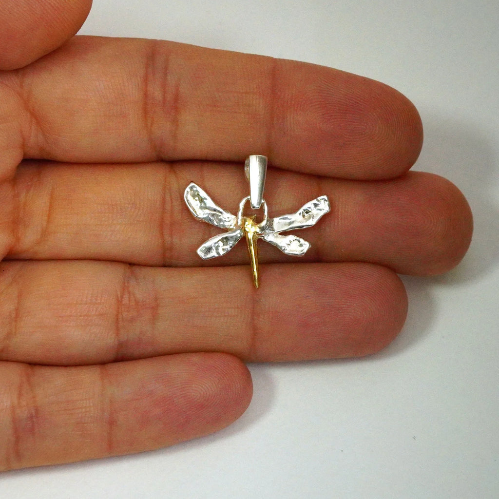 „Libelle“-Anhänger aus 925er Silber mit goldfarbenen Akzenten – Talisman für Veränderung, Leichtigkeit und innere Freiheit, handgefertigt im Boho- und rustikalen Stil | Art Diva