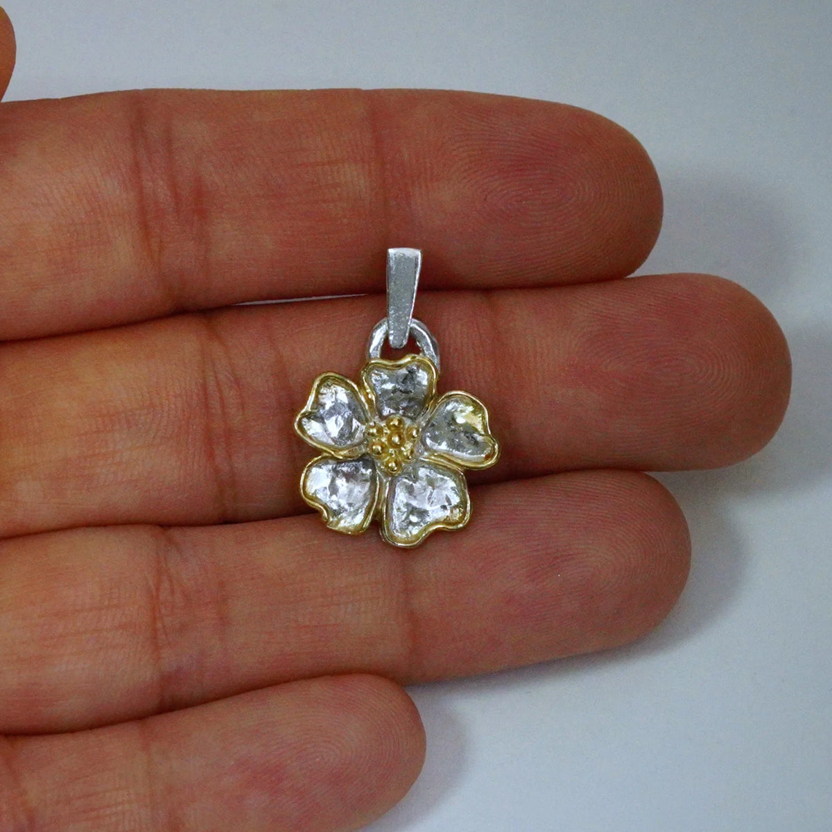 „Kirschblüte“ – Anhänger aus 925er Silber mit goldfarbenen Akzenten, Talisman für Frühling und Neubeginn, handgefertigter Skulpturenschmuck im Boho- und rustikalen Stil | Art Diva